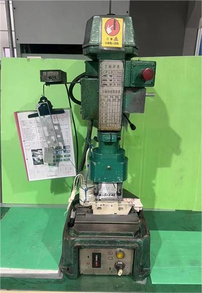 13、單軸攻絲機.jpg