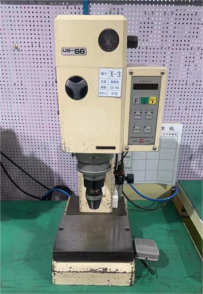 16、旋轉(zhuǎn)鉚接機.jpg